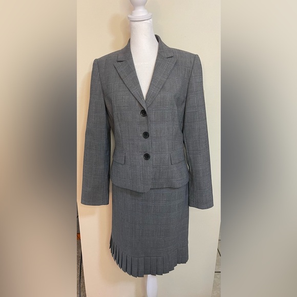 Tahari ASL Jackets & Blazers - Tahari ASL Women’s 2 Pieces Suit Skirt/ Blazer Wool Blend Gray Plaid Size 6P